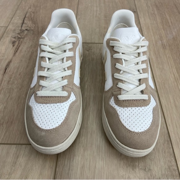 Veja V10 Sneakers in Extra White Sable Sahara - Picture 7 of 11